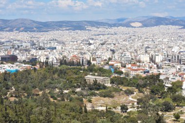 Atina 'nın evleri ve Akropolis tepesinden Hephaestus Tapınağı' nın panoramik manzarası. Yunanistan 'ı gezmek ve tatil.