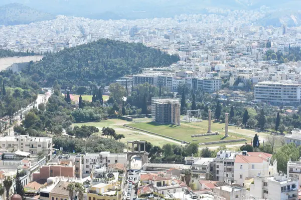 Atina 'nın evlerinin panoramik manzarası, Akropolis tepesinden Adrian Kemeri ve Zeus Tapınağı. Yunanistan 'ı gezmek ve tatil.