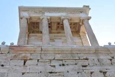 Atina Yunanistan: Nisan 2025. Athena Nike Tapınağı cephesi, Atina Akropolü.