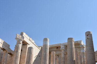 Atina Yunanistan: Nisan 2025. Propilyanın Antik Sütunları, Atina Akropolü. 