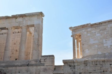 Atina Yunanistan: Nisan 2025. Atina Akropolü, Athena Nike Antik Sütunları ve Tapınağı.