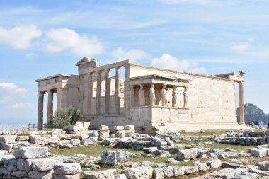 Bazı turistler, antik Yunan tapınağı, Akropolis, Atina ve Yunanistan ile Erektes Tapınağı veya Atina Tapınağı 'nın panoramik manzarası. 
