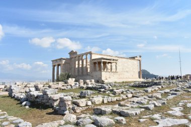 Bazı turistler, antik Yunan tapınağı, Akropolis, Atina ve Yunanistan ile Erektes Tapınağı veya Atina Tapınağı 'nın panoramik manzarası. 