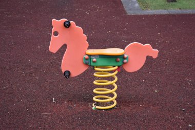 İtalya 'da çocuk parkı. Küçük çocuklar için oynamak için yayda sallanan at.. 