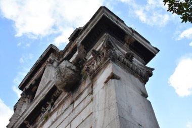 Atina, Yunanistan - Nisan 2025: Antik Yunan anıtlarından biri olan Hadrian 'ın Atina Zafer Yayı. 