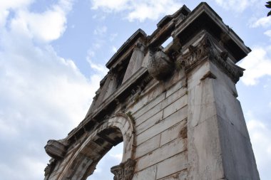 Atina, Yunanistan - Nisan 2025: Antik Yunan anıtlarından biri olan Hadrian 'ın Atina Zafer Yayı. 