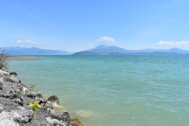 Sirmione, Garda Gölü, Kuzey İtalya 'dan Monte Baldo üzerinde panoramik manzara. İtalyan bayramı. Yalnızlık ve sakinlik. İtalya 'da yaz. 