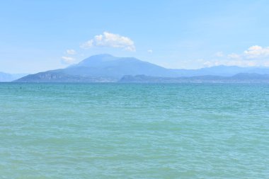 Sirmione, Garda Gölü, Kuzey İtalya 'dan Monte Baldo üzerinde panoramik manzara. İtalyan bayramı. Yalnızlık ve sakinlik. İtalya 'da yaz. 