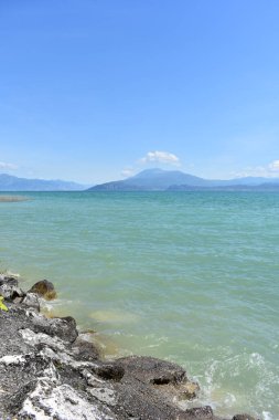 Sirmione, Garda Gölü, Kuzey İtalya 'dan Monte Baldo üzerinde panoramik manzara. İtalyan bayramı. Yalnızlık ve sakinlik. İtalya 'da yaz. 