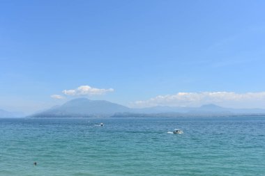 Sirmione, Garda Gölü, Kuzey İtalya 'dan Monte Baldo üzerinde panoramik manzara. İtalyan bayramı. Yalnızlık ve sakinlik. İtalya 'da yaz. 