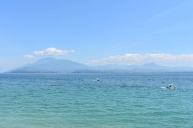 Sirmione, Garda Gölü, Kuzey İtalya 'dan Monte Baldo üzerinde panoramik manzara. İtalyan bayramı. Yalnızlık ve sakinlik. İtalya 'da yaz. 