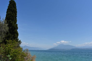 Sirmione, Garda Gölü, Kuzey İtalya 'dan Monte Baldo üzerinde panoramik manzara. İtalyan bayramı. Yalnızlık ve sakinlik. İtalya 'da yaz. 