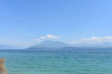 Sirmione, Garda Gölü, Kuzey İtalya 'dan Monte Baldo üzerinde panoramik manzara. İtalyan bayramı. Yalnızlık ve sakinlik. İtalya 'da yaz. 