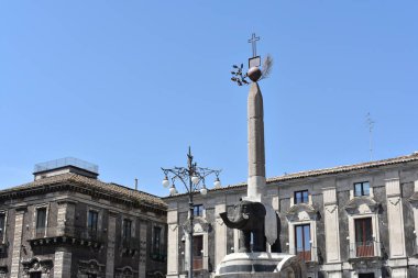 CATANIA, ITALY - Mayıs 2025: U Liotru olarak bilinen lav taşından yapılmış antik fil heykeli Piazza del Duomo 'da bulunmaktadır. İtalyan bayramı. Sicilya seyahati. Sicilya 'yı gezmek. 