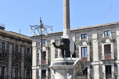 CATANIA, ITALY - Mayıs 2025: U Liotru olarak bilinen lav taşından yapılmış antik fil heykeli Piazza del Duomo 'da bulunmaktadır. İtalyan bayramı. Sicilya seyahati. Sicilya 'yı gezmek. 