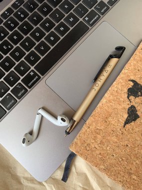 İş yeri. Çevrimiçi eğitim kavramı. E-öğrenme. Online eğitim. Laptop, kulaklıklar, kalem ve defter, üst görüş, kopyalama alanı, afiş. Modern çalışma ortamı. 