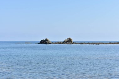 Spiaggia di Settefrati: Cefalu yakınlarında bir plaj. İtalya, Sicilya 'nın Cefalu kenti yakınlarındaki Tyrhenia Denizi' nin turkuaz sularına kayalıkların manzaralı deniz manzarası. Doğal bileşim. Seyahat ve turizm kavramı