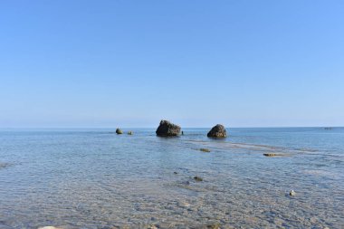 Spiaggia di Settefrati: Cefalu yakınlarında bir plaj. İtalya, Sicilya 'nın Cefalu kenti yakınlarındaki Tyrhenia Denizi' nin turkuaz sularına kayalıkların manzaralı deniz manzarası. Doğal bileşim. Seyahat ve turizm kavramı