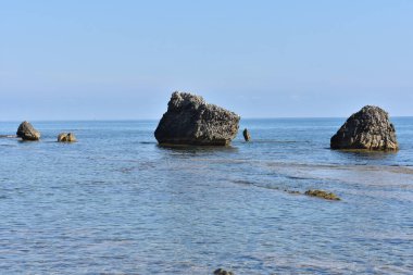 Spiaggia di Settefrati: Cefalu yakınlarında bir plaj. İtalya, Sicilya 'nın Cefalu kenti yakınlarındaki Tyrhenia Denizi' nin turkuaz sularına kayalıkların manzaralı deniz manzarası. Doğal bileşim. Seyahat ve turizm kavramı