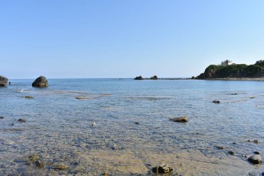 Spiaggia di Settefrati: Cefalu yakınlarında bir plaj. İtalya, Sicilya 'nın Cefalu kenti yakınlarındaki Tyrhenia Denizi' nin turkuaz sularına kayalıkların manzaralı deniz manzarası. Doğal bileşim. Seyahat ve turizm kavramı