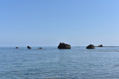 Spiaggia di Settefrati: Cefalu yakınlarında bir plaj. İtalya, Sicilya 'nın Cefalu kenti yakınlarındaki Tyrhenia Denizi' nin turkuaz sularına kayalıkların manzaralı deniz manzarası. Doğal bileşim. Seyahat ve turizm kavramı
