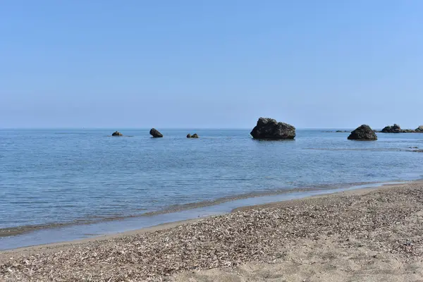 Spiaggia di Settefrati: Cefalu yakınlarında bir plaj. İtalya, Sicilya 'nın Cefalu kenti yakınlarındaki Tyrhenia Denizi' nin turkuaz sularına kayalıkların manzaralı deniz manzarası. Doğal bileşim. Seyahat ve turizm kavramı
