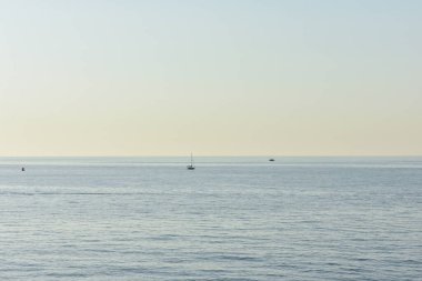 Denizdeki rıhtımlardan gün batımı ve İtalya 'nın Sicilya kentindeki Cefalu kasabasından dağların manzarası. Cefalu Sicilya, İtalya - Temmuz 2025. İtalyan seyahati. Sicilya 'da yaz. Rahat ol. Doğanın sükuneti. 