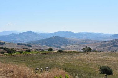 İtalya, Sicilya 'daki dağlarda rüzgar türbinleri. Rüzgar türbinleri ve kırsal İtalyan yaz manzarası. Mountain Eolic Parkı. Yenilenebilir enerji kavramı, yeşil ekolojik enerji üretimi. 