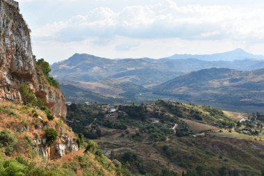 Tepedeki antik Caccamo şehrinin manzarası. Dağlar ve doğa. Eski ortaçağ köyü Caccamo, Palermo yakınlarında, Sicilya adası, İtalya. Seyahat ve turizm konsepti. Sicilya 'da tatiller. 