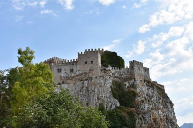 Sicilya, Caccamo Kalesi. Palermo yakınlarındaki ortaçağ kalesi. Seyahat ve turizm konsepti. Sicilya 'da tatiller. İtalya 'ya git. Gezmeye.. 