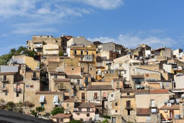 Eski ve eski evlerin olduğu şehir manzarası. Eski ortaçağ köyü Caccamo, Palermo yakınlarında, Sicilya adası, İtalya. Seyahat ve turizm konsepti. Sicilya 'da tatiller. İtalya 'ya git. Gezmeye..
