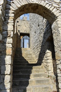 Sicilya, Caccamo Kalesi. Palermo yakınlarındaki ortaçağ kalesi. Kalenin eski merdivenleri. Seyahat ve turizm konsepti. Sicilya 'da tatiller. İtalya 'ya git. Gezmeye.. 