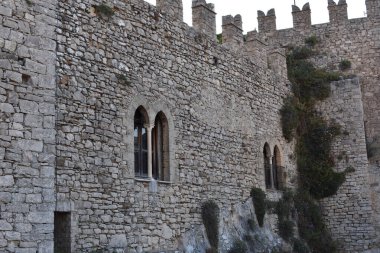 Sicilya, Caccamo Kalesi. Palermo yakınlarındaki ortaçağ kalesi. Tepedeki antik şehir. Eski ortaçağ köyü Caccamo, Sicilya adası, İtalya. Seyahat ve turizm konsepti. Sicilya 'da tatiller.
