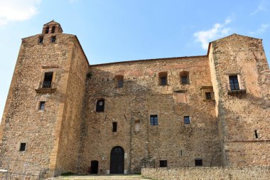 Castelbuono, Palermo, Sicilya 'daki Ventimiglia Kalesi. Ortaçağ kalesi, Sicilya tarihi ve mimarisi. Seyahat ve turizm konsepti. Sicilya 'da tatiller. İtalya 'ya git. Gezmeye.. 