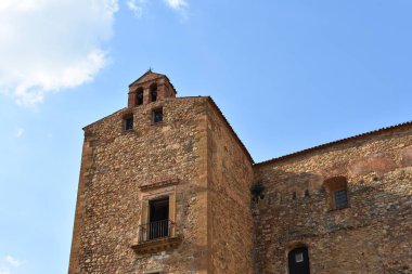 Castelbuono, Palermo, Sicilya 'daki Ventimiglia Kalesi. Ortaçağ kalesi, Sicilya tarihi ve mimarisi. Seyahat ve turizm konsepti. Sicilya 'da tatiller. İtalya 'ya git. Gezmeye.. 