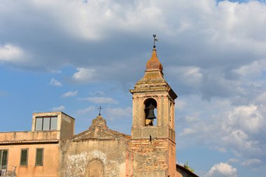 Maria Santissima Assunta Kilisesi 'nin antik çan kulesi Ventimiglia Kalesi, Castelbuono, Sicilya, İtalya' dan. Seyahat ve turizm konsepti. Eski köyün şehir manzarası. Palermo Eyaleti. 