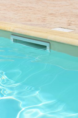 Yüzme havuzunda dinleniyor. Yüzme havuzu mavi su, güneşi yansıtan detaylar. Havuzda su hareketlerinin şekilleri. Yaz dönemi. Su hareketi geçmişi. Su arkaplanı.