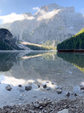Pragser Wildsee ya da Prag Gölü ya da Dolomites 'teki Braies Gölü sonbaharda, Güney Tyrol, İtalya. Yürüme ve eko-turizm kavramı. Güzel Lago di Braies Gölü 'nde dolaş. Yürüyüş. Seyahat.