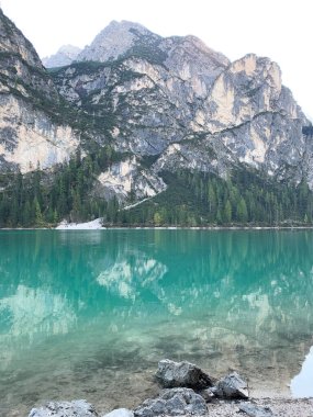 Pragser Wildsee ya da Prag Gölü ya da Dolomites 'teki Braies Gölü sonbaharda, Güney Tyrol, İtalya. Yürüme ve eko-turizm kavramı. Güzel Lago di Braies Gölü 'nde dolaş. Yürüyüş. Seyahat.