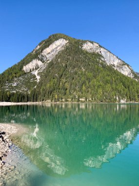 Pragser Wildsee ya da Prag Gölü ya da Dolomites 'teki Braies Gölü sonbaharda, Güney Tyrol, İtalya. Yürüme ve eko-turizm kavramı. Güzel Lago di Braies Gölü 'nde dolaş. Yürüyüş. Seyahat.