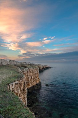 Akşamları okyanusta uçurum batışı