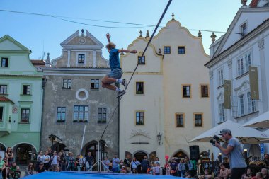 Hareketli bir kalabalık ve tarihi mimarinin canlı, kültürel bir zemin oluşturduğu Avrupa şehir meydanındaki dinamik gevşek çizgili performans. Kentsel ya da seyahat temalı görseller için mükemmel