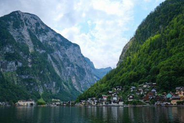 Avusturya 'nın Hallstatt kentinin çarpıcı manzarası, yükselen dağlar ve sakin bir göl arasında yer alıyor. Resmedilmeye değer dağ köyü yemyeşil sularla çevrili, sakin sulara yansıyor..