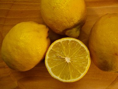 Limon limonata yapmak için ikiye bölünmüş, taze meyve.