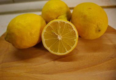 Limon limonata yapmak için ikiye bölünmüş, taze meyve.