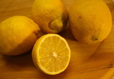 Limon limonata yapmak için ikiye bölünmüş, taze meyve.