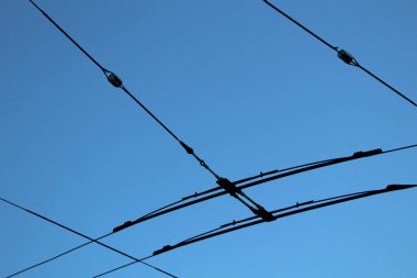 Gökyüzünde kabloları olan elektrik kabloları