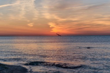 Bir su kütlesinin üzerinde gün batımı. Yüksek kalite fotoğraf