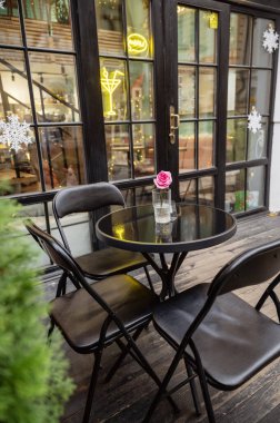 Pencerenin önündeki yemek masası. Yüksek kalite fotoğraf