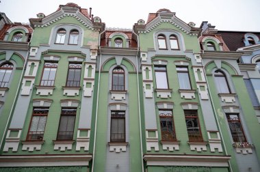 1905 'te inşa edilen tarihi yeşil bina binanın duvarları gotik tarzdaki binalara bakıyor. Binanın yakınına.. 